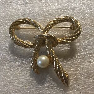 Elegant Gold Bow Brooch with Pearl Accent